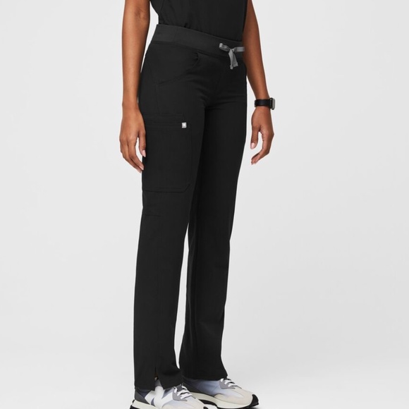 Figs Kade™ Cargo Scrub Pants - Picture 1 of 5